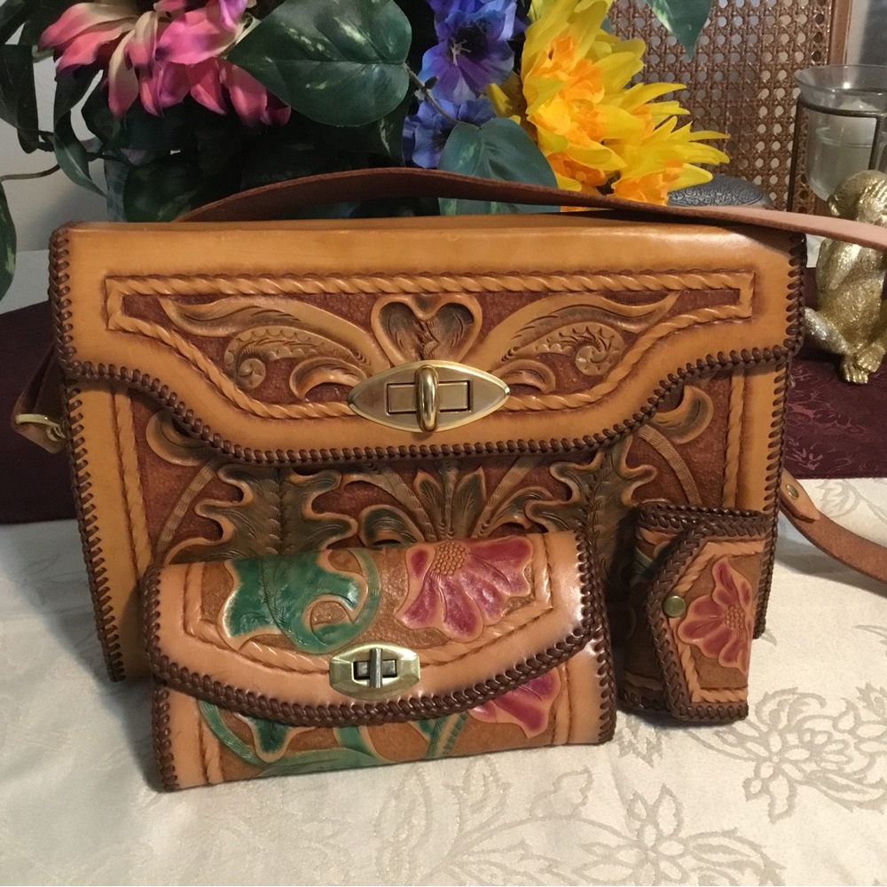 🌹2X HOST PICK🌹-BEAUTIFUL TOOLED LEATHER BAG, WALLET AND KEY HOLDER/NEW STRAP